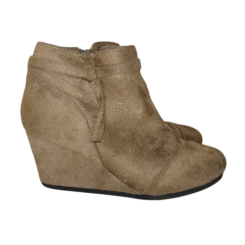YNOT Girl's Brown Suede Wedge Booties Size 13